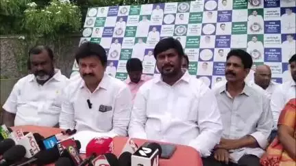 సామల కూడా వైసిపి పార్టీ కార్యాలయం వద్ద, పెద్దాపురం ఎమ్మెల్యే అసభ్యకర