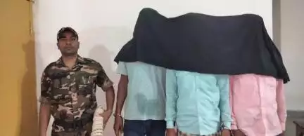 छतरपुर: छतरपुर पुलिस ने 13 वर्षों से फरार तीन लाल वारंटी व्यक्तियों को किया गिरफ्तार, जेल भेजा
