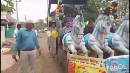 सावनेर: जिल्हा परिषद प्राथमिक शाळा खुरसापार येथे रथातून काढली विद्यार्थ्यांची मिरवणूक