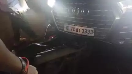 मंडला: मंडला से महाराजपुर को जोड़ने वाले रपटा पुल पर बाइक और कार की टक्कर, लगा जाम