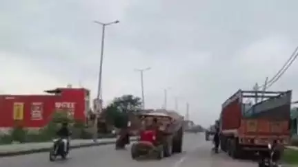 सिराथू: सैनी इलाके में पासरो के बताए रास्तों से सुबह-शाम गुज़र रहे ओवरलोड बालू के ट्रैक्टरों की तस्वीरें आई सामने, कार्रवाई नहीं