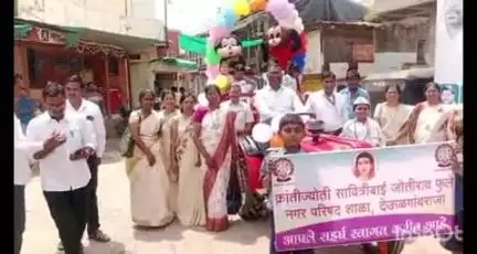 देऊळगाव राजा: नगरपरिषद प्राथमिक शाळेत प्रवेशोत्सव साजरा - मुख्याधिकारी अरुण मोकळ यांनी विद्यार्थ्यांची ट्रॅक्टरमध्ये मिरवणूक काढली