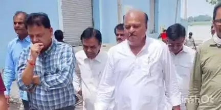 फतुहा: स्थानीय विधायक डॉ. रामानंद यादव ने जेठुली जल जमाव का पथ निर्माण विभाग के अधिकारी के साथ किया निरीक्षण