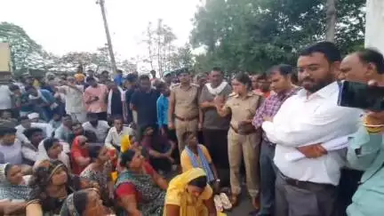 हरदा: हरदा चाकूबाजी कांड: आरोपियों को फांसी की मांग, परिजनों ने कलेक्ट्रेट परिसर में किया प्रदर्शन