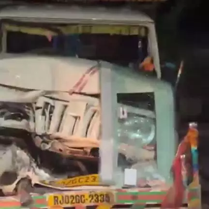 राजगढ़: राजगढ़ कस्बे बांदीकुई सड़क मार्ग पर बस स्टैंड के पास केनटरा और ट्रैक्टर की आमने-सामने भिड़ंत में दो लोग घायल