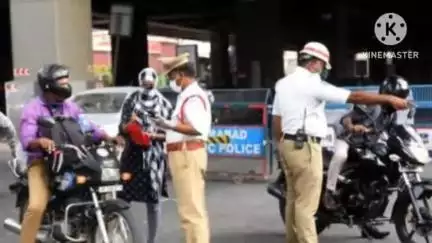मंठा: वाहतूक नियमांची माहिती व्हावी यासाठी शहरातील विविध भागात  वाहतूक शाखेकडून जनजागृती