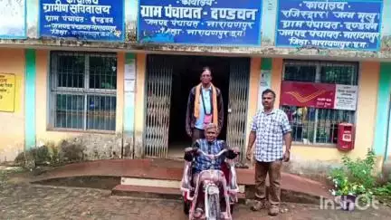 नारायणपुर: मंत्री केदार कश्यप के निर्देश पर दंड वन के सोनू को जिला प्रशासन ने प्रदान की ट्राईसाइकिल, सोनू ने जताया आभार