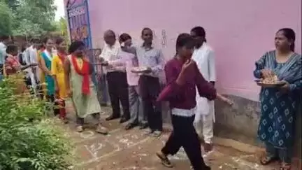 हरनौत: गर्मी की छुट्टी के बाद उच्च मध्य विद्यालय सरथा में बच्चों का स्वागत किया गया