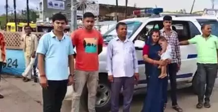 खरगापुर: माता-पिता से बिछड़ी 2 साल की बच्ची कबाड़ीवाले के पास मिली, पुलिस ने परिवार से मिलवाया