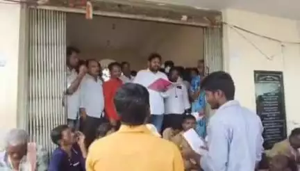 కళ్యాణదుర్గం: శానిటరీ ఇన్స్పెక్టర్, హెల్త్ అసిస్టెంట్ లను సస్పెండ్ చేయాలని కళ్యాణదుర్గం మున్సిపల్ ఆఫీస్ వద్ద సీఐటీయూ ధర్నా