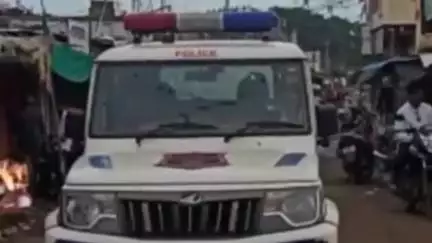 उमरखेड: तालुक्यातील नारळी येथे रस्त्याचा कारणवरून खिडकीचे काच फोडुन मारहाण