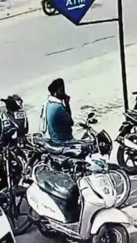 पीलीभीत: इंडियन ओवरसीज बैंक के बाहर बैंक मित्र की मोटरसाइकिल चोरी की घटना सीसीटीवी में कैद