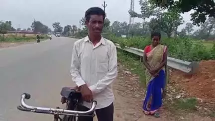 गोला: चक्रवाली के पास बाइक सवार बदमाशों ने बैंक से पैसे निकालकर घर जा रहे दंपति से ₹45 हजार लूटे