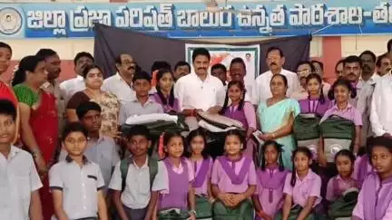 తణుకు: తణుకు జిల్లా పరిషత్ ఉన్నత పాఠశాలలో విద్యార్థులకు కిట్లు అందజేసిన ఎమ్మెల్యే రాధాకృష్ణ