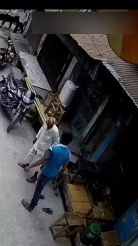 मवाना: मवाना केमुख्य बाजार मेंदिनदहाड़े दुकान में घुसकर व्यापारी के साथ मारपीट का वीडियो हुआ वायरल,इंस्पेक्टर क्राइम लाइन हाजिर