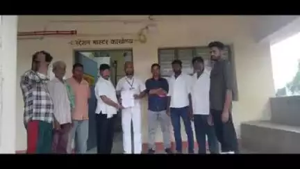 सुपौल: युवा कांग्रेस के बिहार प्रदेश सचिव लक्ष्मण कुमार झा ने समर्थकों के साथ गढ़ बरूआरी रेलवे स्टेशन पर किया प्रदर्शन