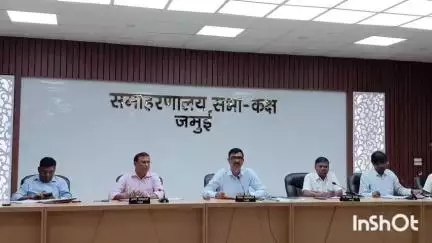 जमुई: DM ने सभा कक्ष में पदाधिकारियों के साथ की सप्ताहिक समीक्षा बैठक, दिए आवश्यक दिशा-निर्देश