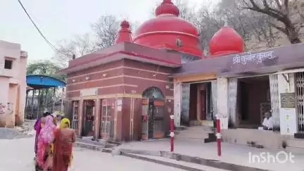 कर्वी: कामदगिरि पर्वत के पूर्वी द्वार में भक्तों की भीड़ लगती है, आरती में बड़ी संख्या में भक्त शामिल होते हैं