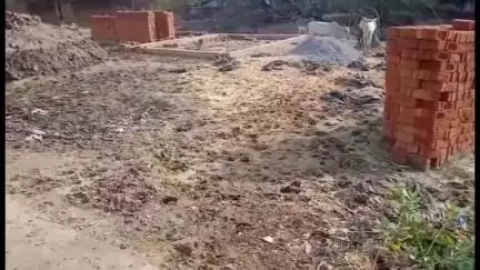 अतर्रा: शिवहद में ग्राम पंचायत की जमीन पर अधूरा पड़ा आरआरसी सेंटर, दबंगों ने कमीशन की मांग कर रोका निर्माण