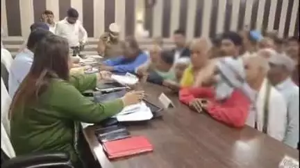 करनैलगंज: DM नेहा शर्मा ने 11 माह से लंबित सीमांकन प्रकरण में राजस्व निरीक्षक को दी विशेष प्रतिकूल प्रविष्टि