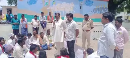ಶೋರಾಪುರ: ಕೂಲಿ ಕಾರ್ಮಿಕರಿಗೆ ನರೇಗಾ ಕೆಲಸ ನೀಡುವಂತೆ ಬಾದ್ಯಾಪುರ ಗ್ರಾಮ ಪಂಚಾಯಿತಿ ಮುಂಭಾಗದಲ್ಲಿ ಕರ್ನಾಟಕ ಪ್ರಾಂತ ರೈತ ಸಂಘ ಪ್ರತಿಭಟನೆ