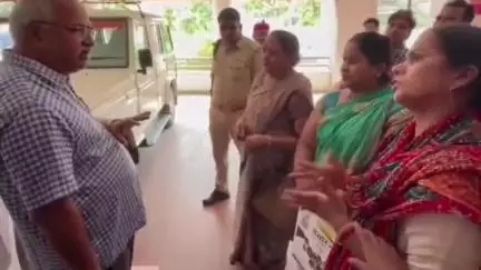 आज़मगढ़: बिलरियागंज वासियों ने डीएम को सौंपा ज्ञापन, शिफा हॉस्पिटल में हुई घटना का जिम्मेदार कौन, स्वास्थ्य विभाग बेखबर