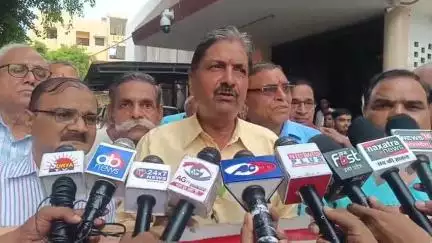 कानपुर: संयुक्त पेंशनर्स कल्याण समिति ने जिलाधिकारी को ज्ञापन सौंपा, पेंशनरों में समानता बनाए रखने की मांग की