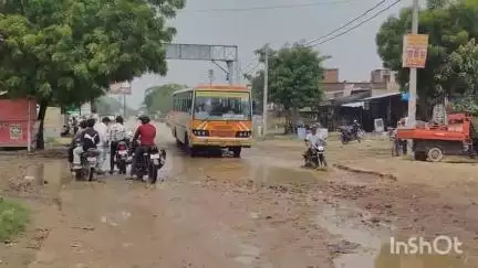 खलीलाबाद: ग्राम कांटे में हादसे को न्योता दे रही सड़क, छोटे पहिया वाहन बड़ी मुश्किल से निकल पा रहे हैं
