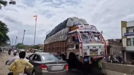 भोकरदन: शहरातील छत्रपती संभाजी महाराज चौकात मालवाहू ट्रकचा भीषण अपघात,सुदैवाने जीवितहानी नाही