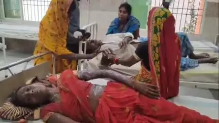 लौरिया: बरवा शेख गांव में रिसाव से आग, पति-पत्नी झुलसे