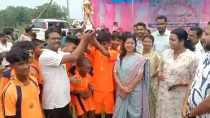 गोला: पूरबडीह में सुब्रतो कप फुटबॉल प्रतियोगिता के फाइनल मैच में MLA ने खिलाड़ियों का हौसला बढ़ाया