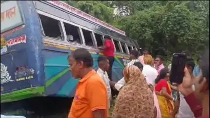 বড়ঞা: আন্দি বাইপাশ এলাকায় নিয়ন্ত্রণ হারিয়ে গাছে ধাক্কা মারল বেসরকারি যাত্রীবাহী বাস