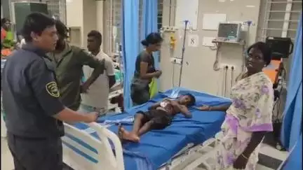 பரமக்குடி: சத்திரக்குடி அருகே பள்ளி வாகனம் மீது லாரி மோதி விபத்து-பள்ளி குழந்தைகள் இருவர் காயங்களுடன் மருத்துவமனையில் அனுமதி