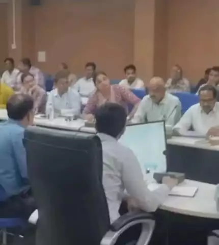 अलीराजपुर: जिला कलेक्ट्रेट में कलेक्टर डॉ. बेडेकर की अध्यक्षता में जिला स्तरीय निर्वाचन निगरानी समिति की बैठक आयोजित
