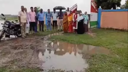 मैनाटांड़: विद्यालय जाने वाले रास्ते में जलजमाव से परेशानी, शिक्षकों ने जताया आक्रोश