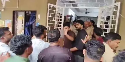 കൊട്ടാരക്കര: അഞ്ചലിൽ ഗവർണറുടെ വാഹന വ്യൂഹത്തിന് നേരെ DYFI പ്രതിഷേധം, പ്രവർത്തകരെ കരുതൽ തടങ്കലിലാക്കി