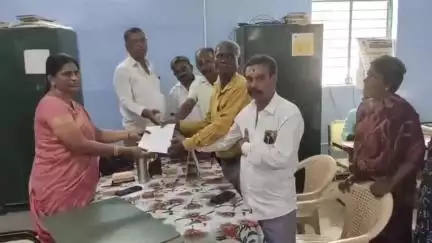 சாத்தான்குளம்: தச்சமொழி பகுதியில் புதிய வாறுகால் பணிகளை தடை செய்யக்கோரி பேரூராட்சி அலுவலகத்தில் மனு