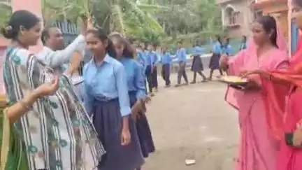 वैशाली: वैशाली प्रखंड के सरकारी विद्यालयों में ग्रीष्मकालीन अवकाश के बाद छात्राओं के स्वागत में खड़े रहे शिक्षक-शिक्षिका