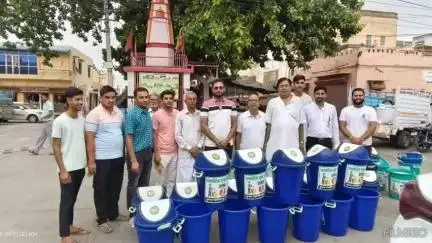 सुजानगढ़: छापर में प्लास्टिक मुक्त छापर अभियान के तहत दुकानदारों को डस्टबिन वितरित किए गए