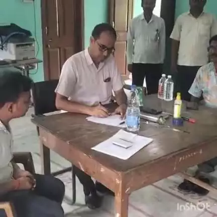 नरपतगंज: नरपतगंज निर्वाचन भवन में पंचायत उपचुनाव की समीक्षा बीडीओ की मौजूदगी में की गई