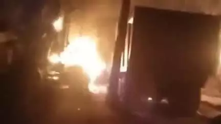 बरकागाँव: बड़कागांव थाना क्षेत्र के जोराकाठ में उपद्रवियों का तांडव, सड़क निर्माण में लगी गाड़ियों और मशीनों को किया आग के हवाले