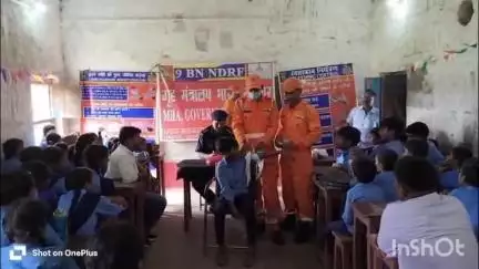 इस्लामनगर अलीगंज: अलीगंज में NDRF की टीम ने चलाया जागरूकता अभियान, आपातकालीन परिस्थितियों में सही निर्णय लेने की दी जानकारी
