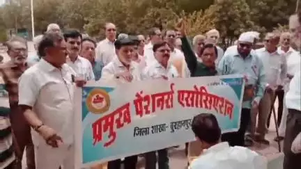 बुरहानपुर: पेंशनर्स एसोसिएशन ने कलेक्टर कार्यालय पहुंचकर प्रधानमंत्री के नाम सौंपा ज्ञापन