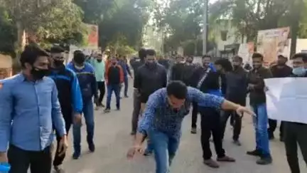 जयपुर: गांधी नगर में रोङ दण्डवत प्रणाम करते हुए जेईएन भर्ती अभ्यर्थी पहुंचे मंत्री के द्वार