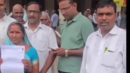 आज़मगढ़: सिकंदरपुर वासियों ने डीएम दरबार में सौंपा ज्ञापन, न्याय की गुहार लगाई, कहा- भूमाफिया दबंग हड़प रहे हैं गरीबों की जमीन