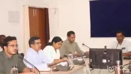 बांधवगढ़: ज़िला कलेक्टर ने तय कीमत से अधिक मूल्य पर व अमानक खाद-बीज बेचने वालों के ख़िलाफ़ कड़ी कार्रवाई करने के दिए निर्देश
