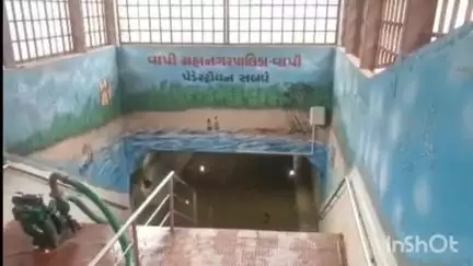 વાપી: વાપી જૂના ફાટક પાસે આવેલ સબ-વે સ્વીમીંગ પૂલ બન્યું, લોકો રેલવે ટ્રેક ઓળગવા મજબૂર #Jansamasya