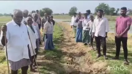 తమ పొలాలకు వెళ్లే దారిని ఇతరులు ఆక్రమించుకొని వెళ్లనివ్వడం లేదంటూ ఆవేదన వ్యక్తం చేసిన రాయపర్తి రైతులు