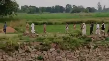 ज़मानिया: गाजीपुर में मुख्यमंत्री के आगमन से पहले कयामपुर में ग्रामीणों के चंदे से हो रहे पुल निर्माण कार्य को प्रशासन ने रुकवाया