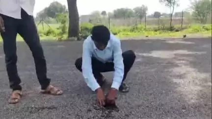 गंगापूर: देवाच्या दारात जाणारा रस्ताही नाही सोडला, लासूर गवळीशिवरा रस्त्याचे निकृष्ट काम ग्रामस्थांनी केली पोलखोल #Jansamasya